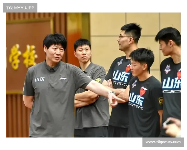 终场哨响，山东男排队员相拥庆祝队史全运会首冠